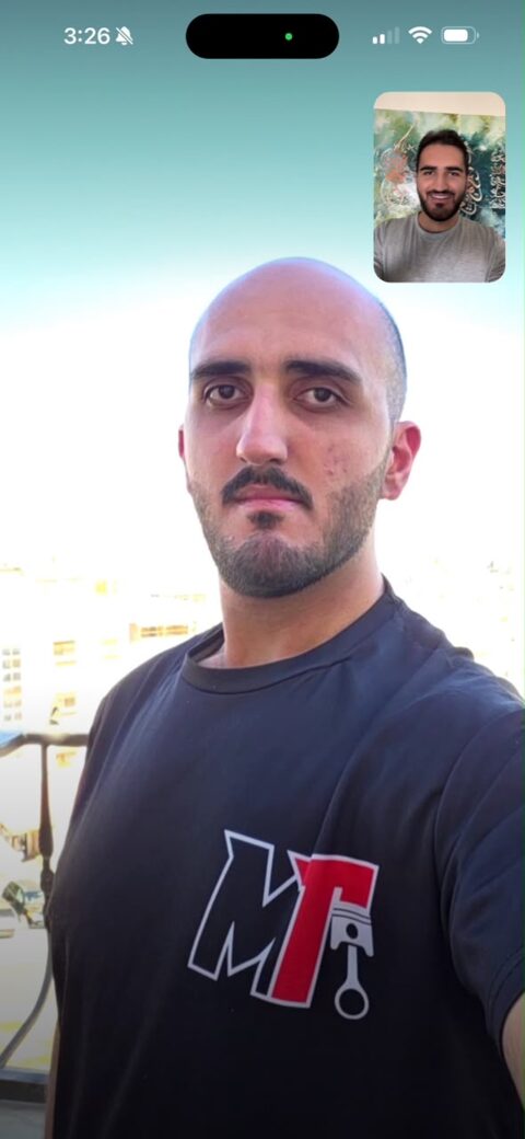 مكالمة مرئية مشفّرة: الطرف الآخر بملء الشاشة، وكاميرتك في نافذة صغيرة في الأعلى